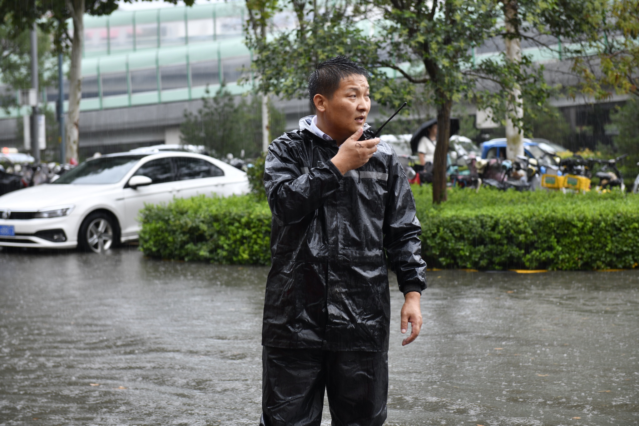 臺風(fēng)“杜蘇芮”中的魯商服務(wù)人