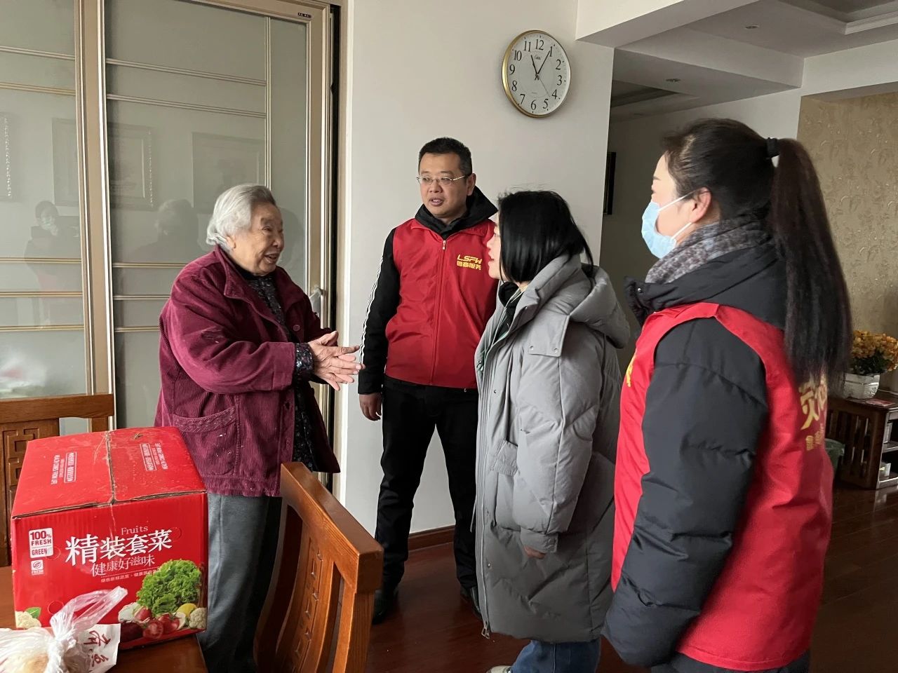 熒光公益|魯商服務(wù)向獨居老人贈送免費蔬菜包