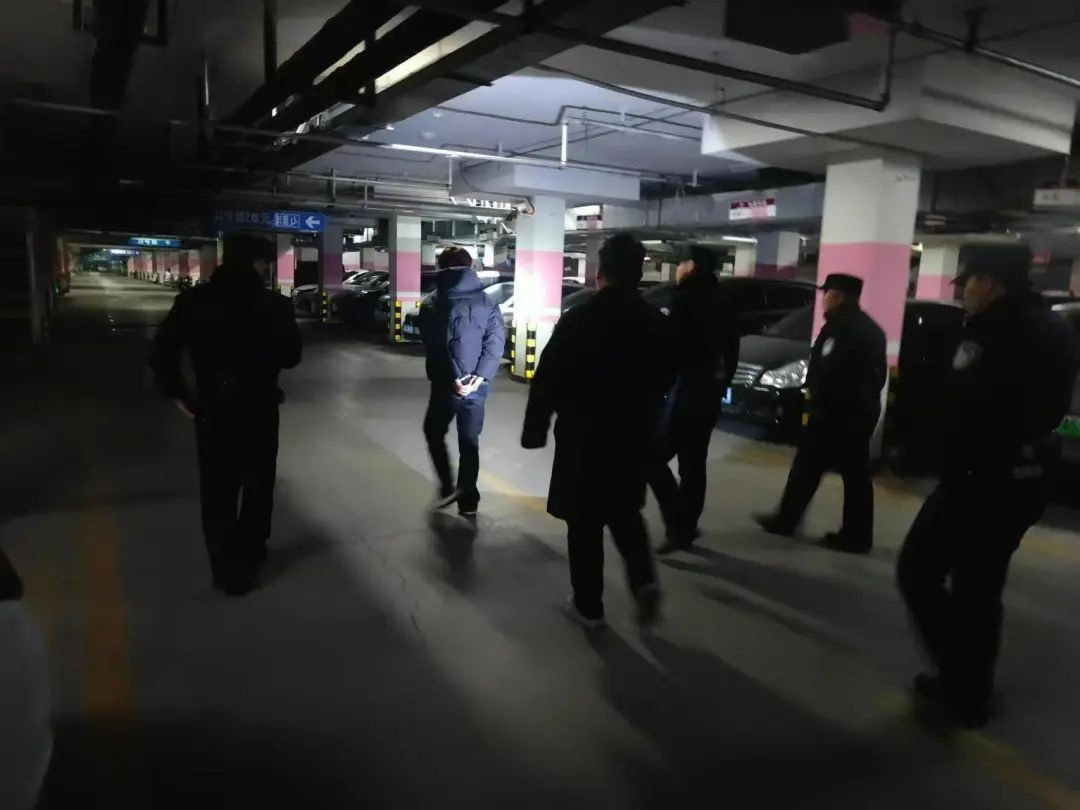 該出手時(shí)就出手，魯商服務(wù)深夜擒獲兩名“拉車門”竊賊