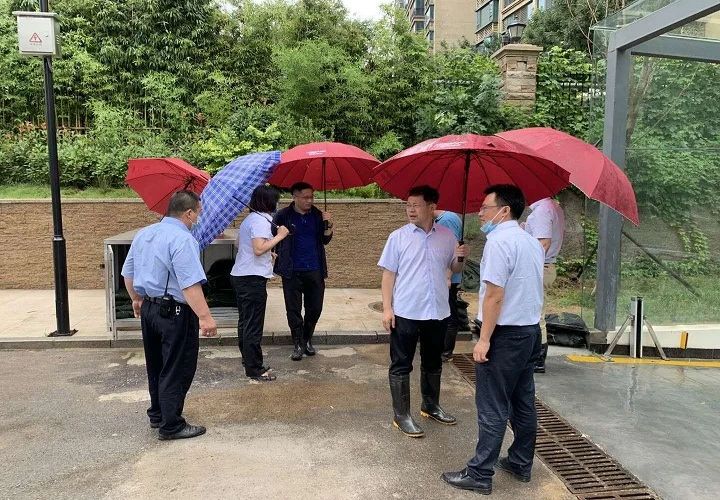 公司領導到唐冶鳳凰廣場二期及唐冶鳳凰廣場物業(yè)服務中心檢查防汛工作！